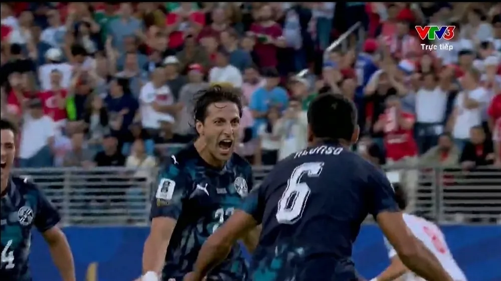 Sau 1 phút 5 giây, Matias Galarza dốc bóng tốc độ, tung cú sút hạ thủ môn Ugurcan đưa Paraguay sớm dẫn trước Thổ Nhĩ Kỳ 
