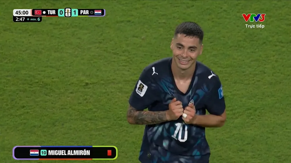 Cầu thủ Miguel Almiron nhận thẻ đỏ trực tiếp vì vi phạm quy định che miệng khi tranh cãi trên sân