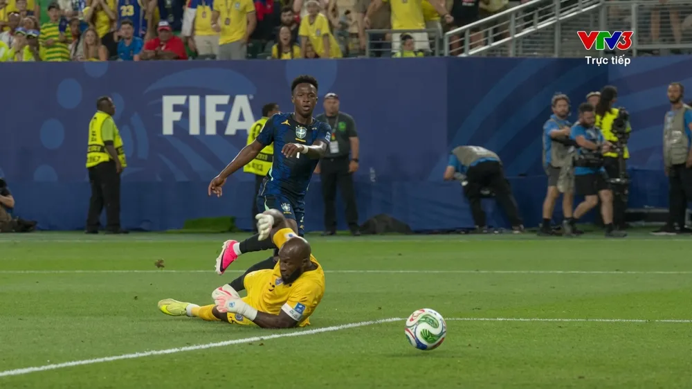 Paqueta bấm bóng kiến tạo, Vinicius phá bẫy việt vị và tung cú sút sệt nâng tỷ số 3-0 cho Brazil