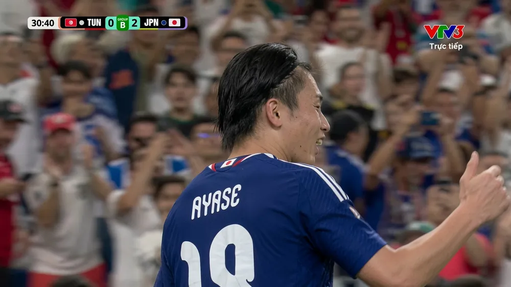 Ueda Ayase có pha đột phá và tung cú sút tuyệt đẹp chéo góc hạ thủ môn Tunisia nhân đôi cách biệt cho "Chiến binh Samurai