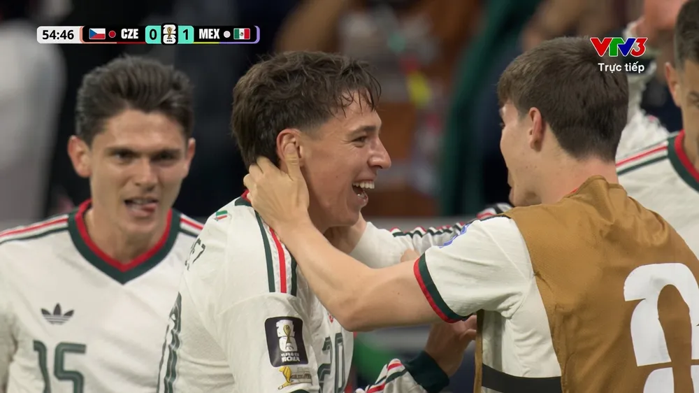 Romo chuyền bóng cánh phải, Chavez sửa bóng hạ thủ môn Kovar, Mexico dẫn trước 1-0