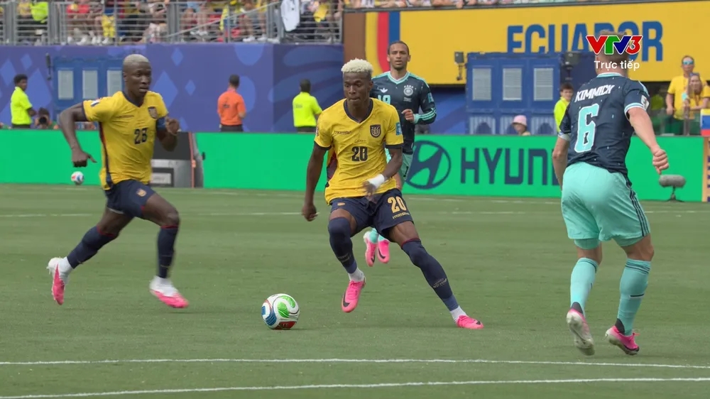 Angulo tung cú sút xa, xuyên chân Pavlovic và thủ môn Neuer, sớm gỡ hòa cho Ecuador