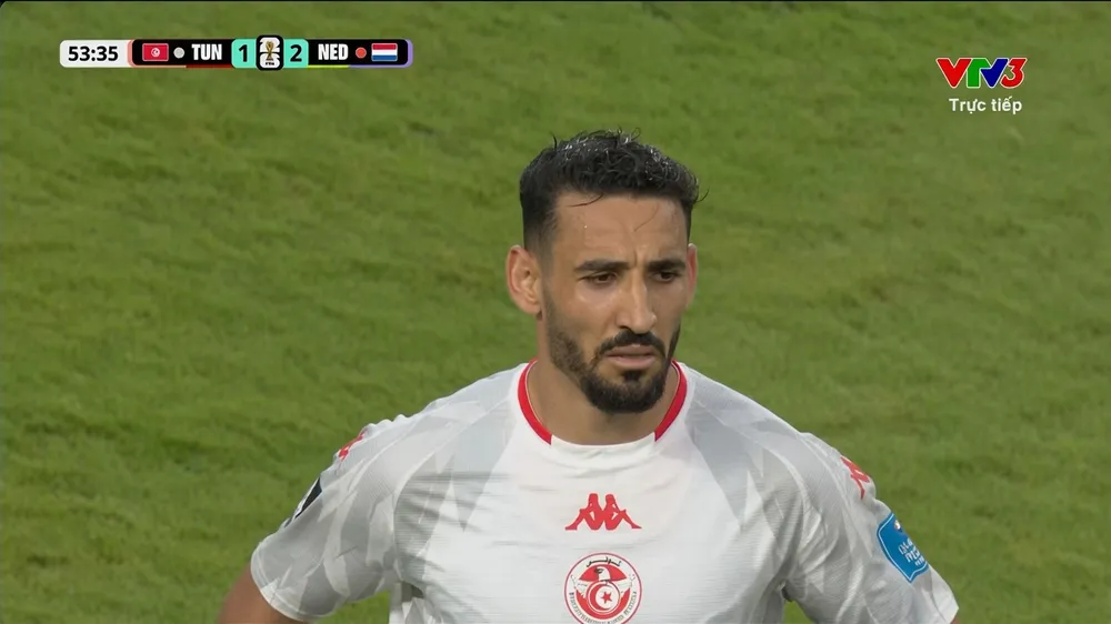 Từ pha phạt góc, Hazem Mastouri đánh đầu mang về bàn thắng rút ngắn tỷ số 1-2 cho Tunisia