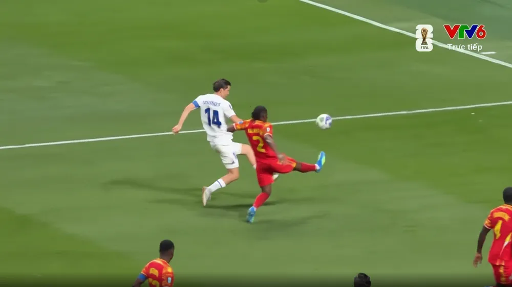 Mozgovoy kiến tạo, Shomurodov lốp bóng điệu nghệ hạ thủ môn Lionel Mpasi mở tỷ số 1-0 cho Uzbekistan