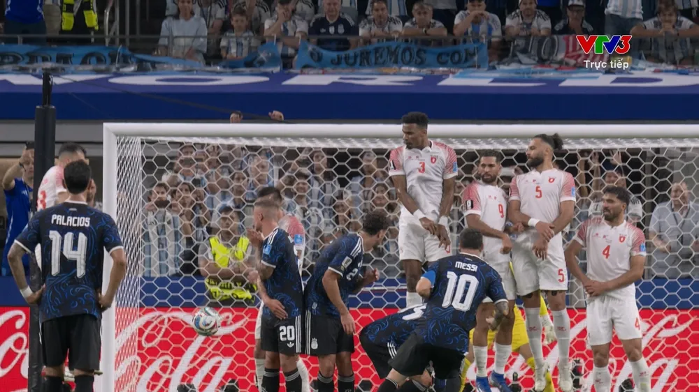 Ngôi sao Messi vẽ siêu phẩm trong sự ngỡ ngàng của thủ môn Abulaila, Argentina dẫn trước 3-1