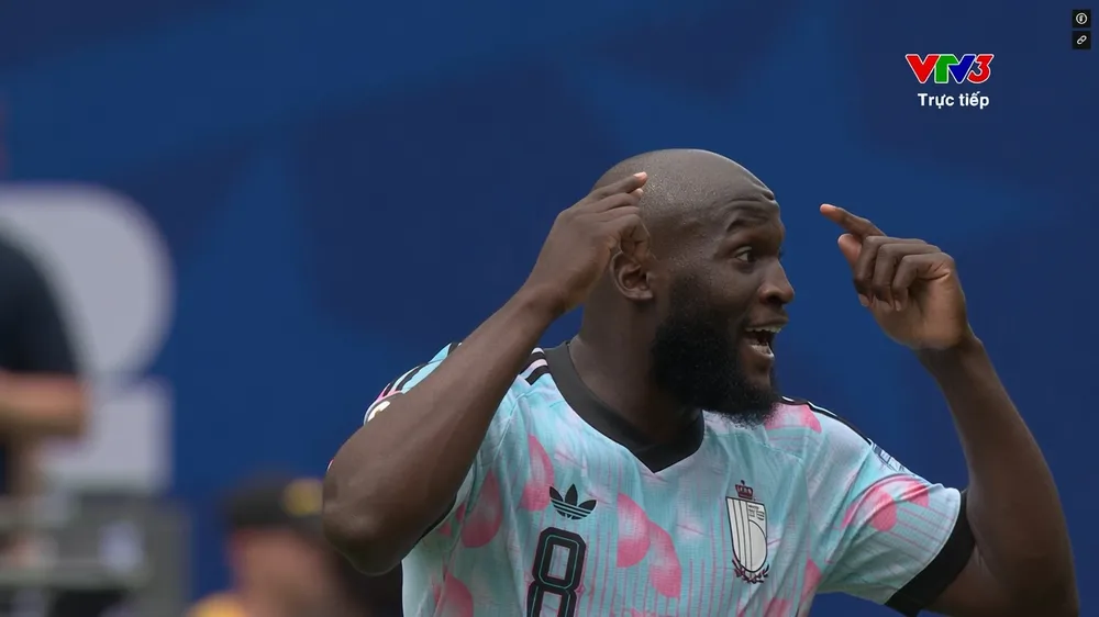 Lukaku chích bóng điệu nghệ vào góc hẹp rút ngắn tỷ số 1-2 cho Bỉ