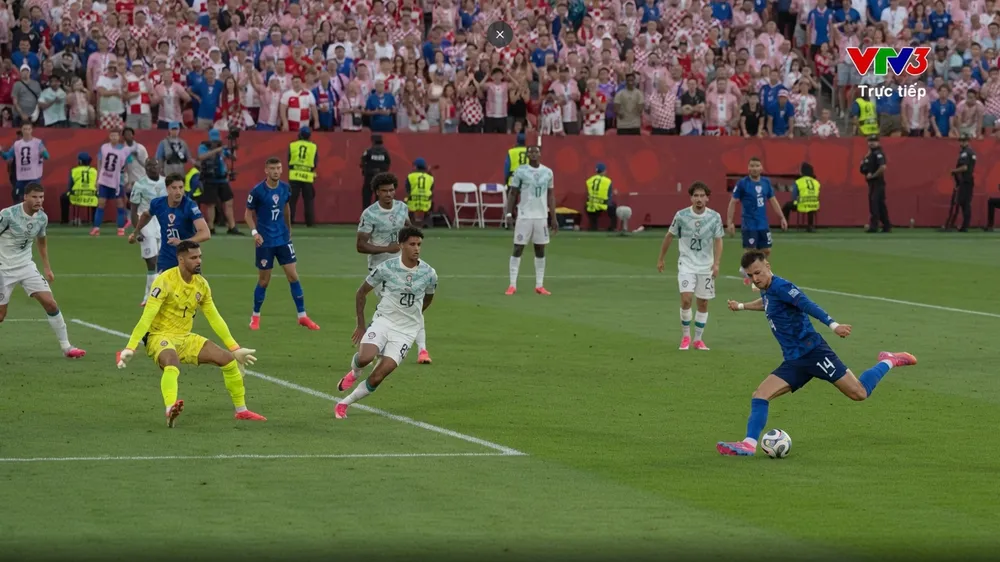Stanisic tạt bóng, Perisic tung cú dứt điểm cực căng mở tỷ số 1-0 cho Croatia