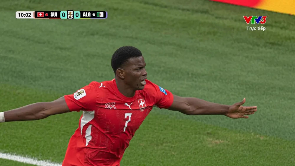 Manzambi đột phá và căng ngang, tiền đạo Embolo đệm bóng cận thành mở tỷ số 1-0 Thụy Sĩ