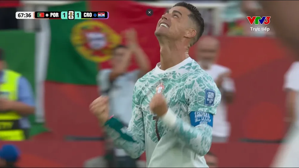 Trọng tài VAR xác định Vlasic kéo ngã Veiga trong vòng cấm, Ronaldo gỡ hòa 1-1 cho Bồ Đào Nha trên chấm 11m