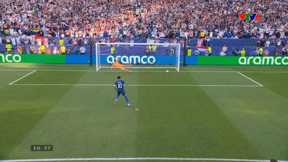 Diego Gomez phạm lỗi trong vòng cấm, Mbappe đưa "Gà trống Gallus" vươn lên dẫn trước 1-0
