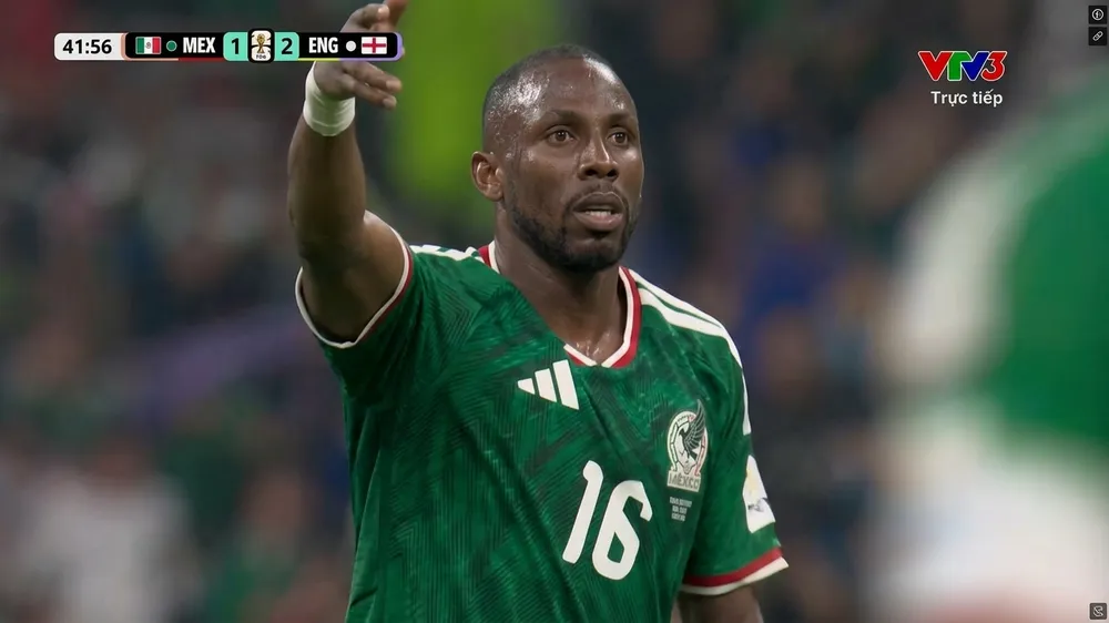 Julian Quinones chớp thời cơ sút bồi hạ thủ môn Pickford, rút ngắn tỷ số 1-2 cho chủ nhà Mexico 