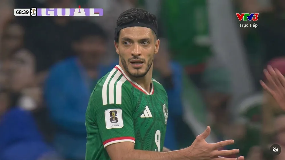 Harry Kane mắc lỗi trong vòng, trọng tài VAR cho Raul Jimenez hưởng penalty qua đó Mexico lần nữa rút ngắn cách biệt 2-3
