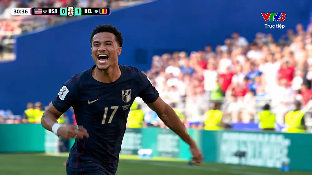 Tilman sút phạt, bóng chạm đầu Vanaken, thủ môn Courtois không thể cản phá 
