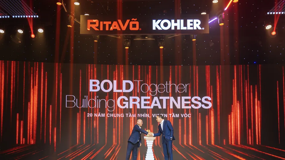 Ông Võ Mậu Quốc Triển, Chủ tịch Tập đoàn Rita Võ và ông David Kohler, Chủ tịch kiêm Giám đốc Điều hành Tập đoàn Kohler, tại lễ kỷ niệm
