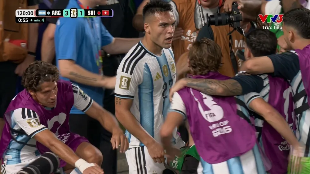 Almada dứt điểm, thủ môn Gregor Kobel để bóng bật ra, Lautaro Martinez chớp lấy thời cơ nâng tỷ số lên 3-1 cho Argentina