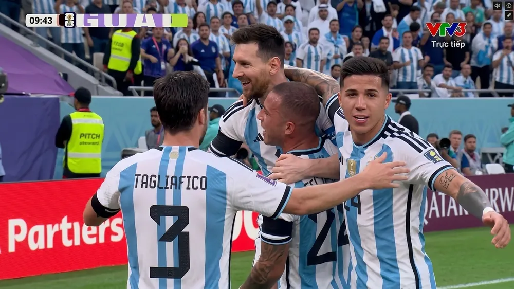 Messi đá phạt góc, Mac Allister đánh đầu sớm mở tỷ số cho Argentina 