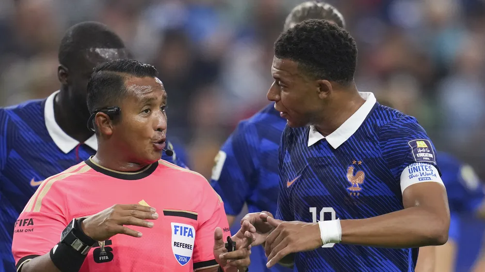 Trọng tài Ivan Barton cho Mbappe đá phạt nhưng cú sút bay vọt xà, không gây nguy hiểm cho đội khung thành Tây Ban Nha