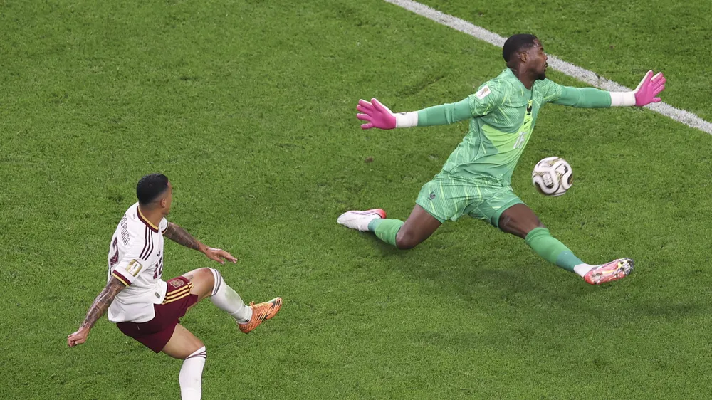 Dani Olmo kiến tạo, Pedro Porro dứt điểm hạ gục Mike Maignan nâng tỷ số lên 2-0 cho Tây Ban Nha, hàng thủ Pháp ngỡ ngàng