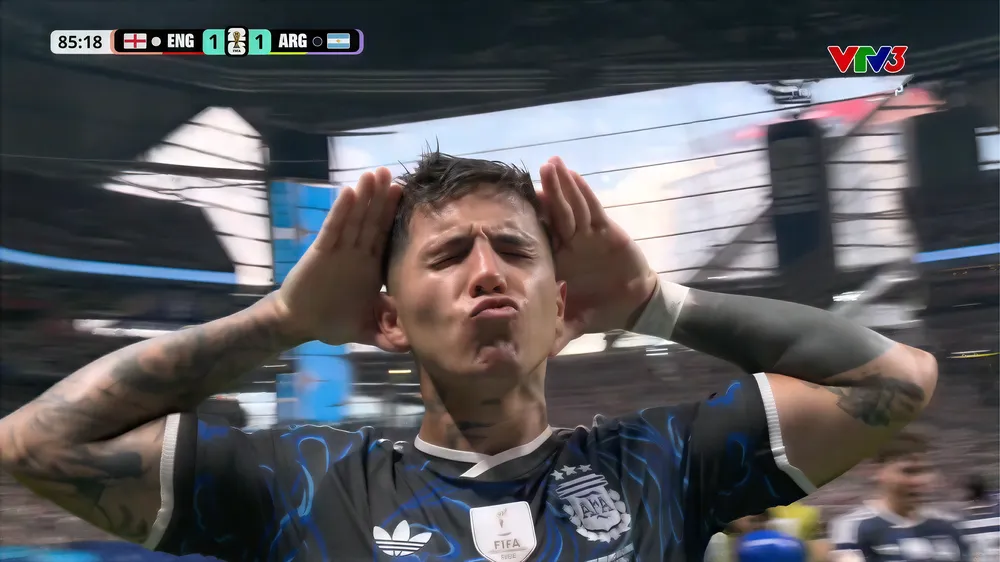 Messi kiến tạo đẹp mắt, Enzo Fernandez tung cú sút cực căng hạ thủ môn Pickford giúp Argentina san bằng tỷ số 1-1