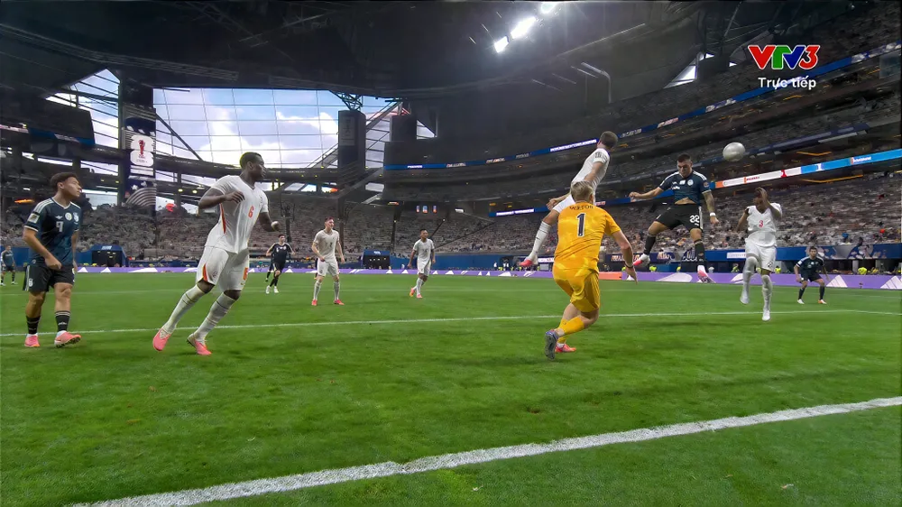 Messi căng ngang vào vòng cấm, Lautaro Martinez đánh đầu giúp Argentina ngược dòng dẫn trước 2-1 ở những phút bù giờ cuối cùng