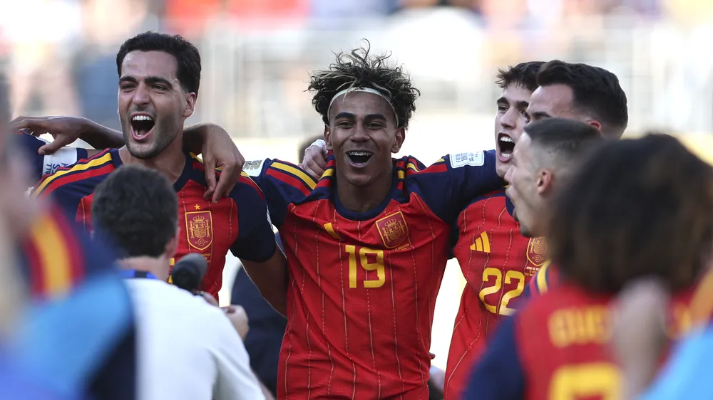 Nico Williams đánh đầu kiến tạo, Ferran Torres tung cú volley hạ thủ môn Martinez, mở tỷ số 1-0 cho Tây Ban Nha