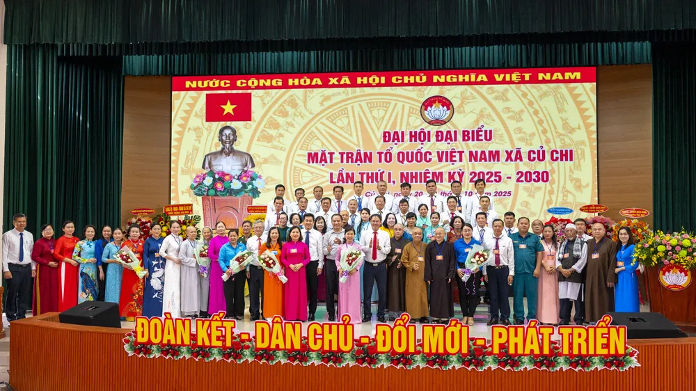 Đại diện lãnh đạo UBMTTQ Việt Nam TPHCM tặng hoa chúc mừng các Ủy viên Ban Chấp hành UBMTTQ Việt Nam xã Củ Chi, nhiệm kỳ 2025-2030