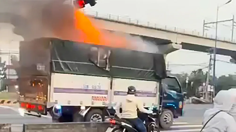 Tài xế nhanh trí lái xe đang cháy đến trụ sở cảnh sát nhờ hỗ trợ