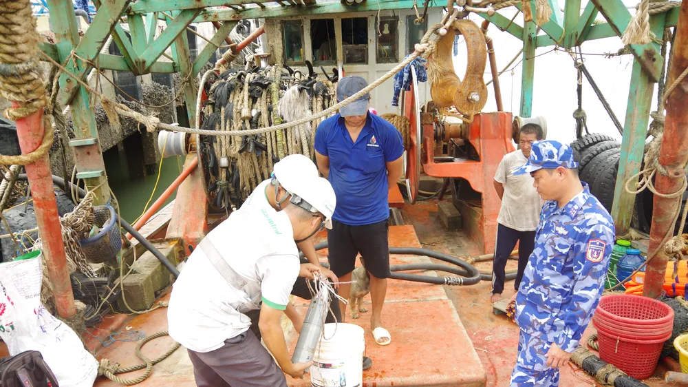 Vùng Cảnh sát biển 3 liên tiếp phát hiện 3 vụ chở cát và dầu DO trái phép