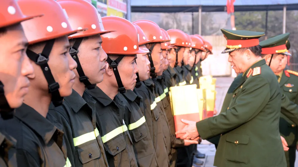 Đại tướng Nguyễn Trọng Nghĩa thăm, tặng quà người lao động một số đơn vị thuộc Binh đoàn 19