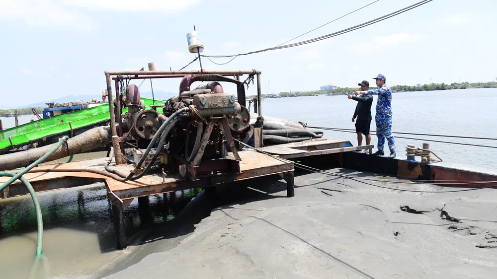Bắt tàu vận chuyển 600m³ cát không rõ nguồn gốc