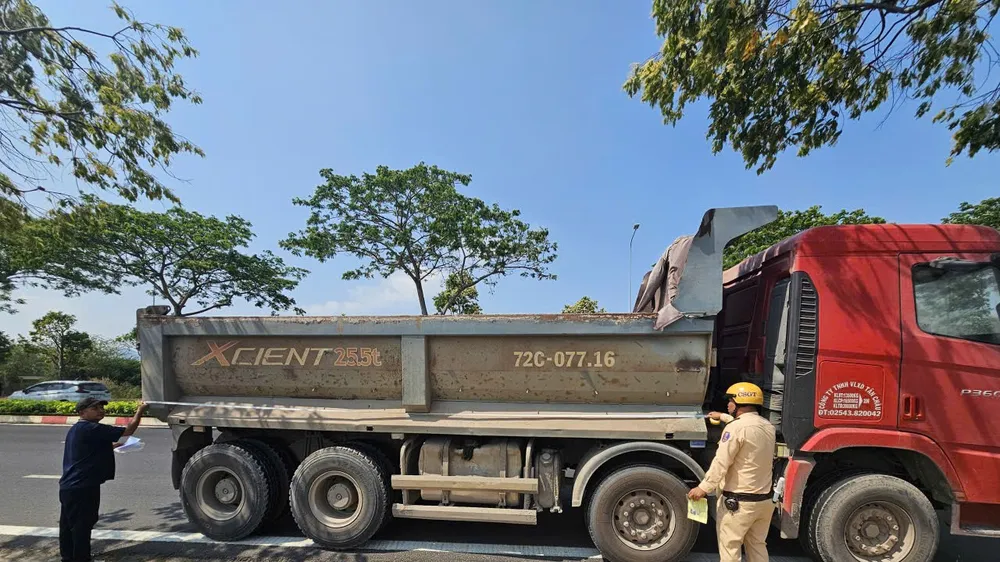 TPHCM tổng rà soát hơn 6.400 xe tải, sơ mi rơ moóc tự đổ trên 15 tấn