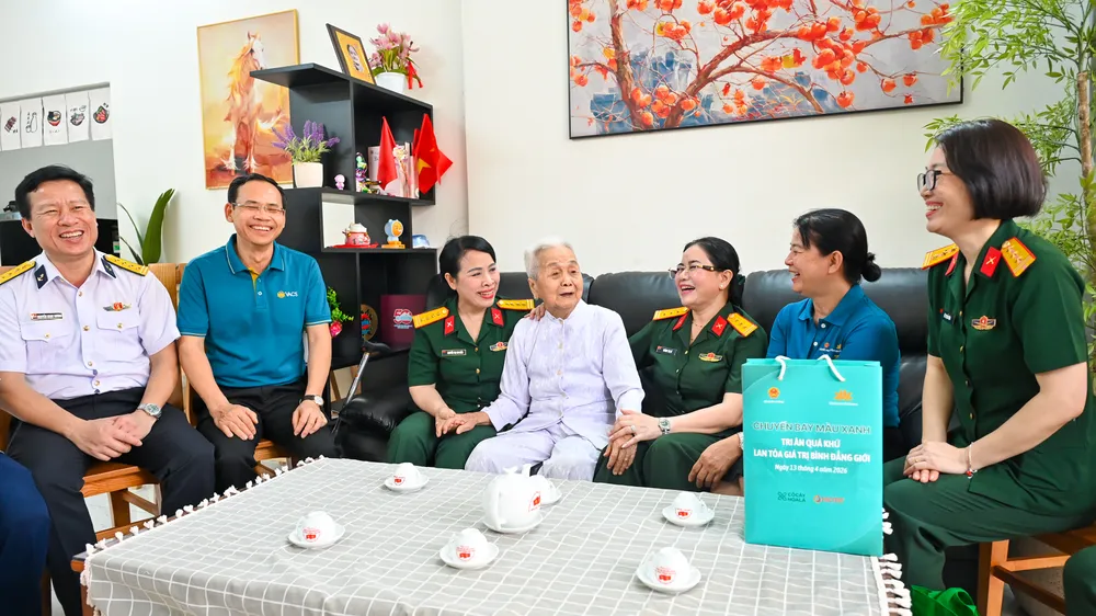 TPHCM: Thăm, tặng quà người có công trong chương trình “Chuyến bay màu xanh”