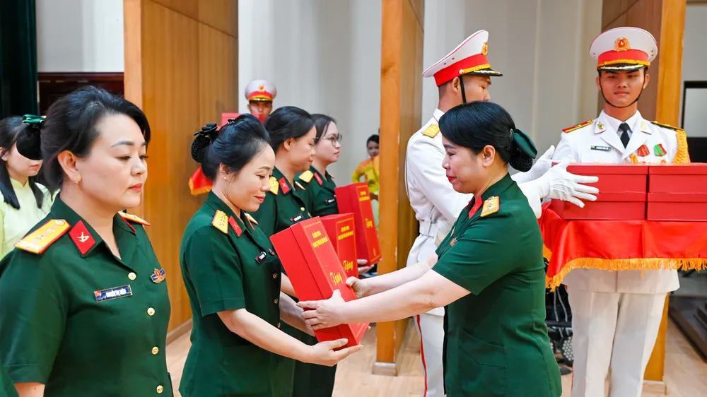 Phụ nữ Quân đội tự tin cống hiến, vững bước tương lai số
