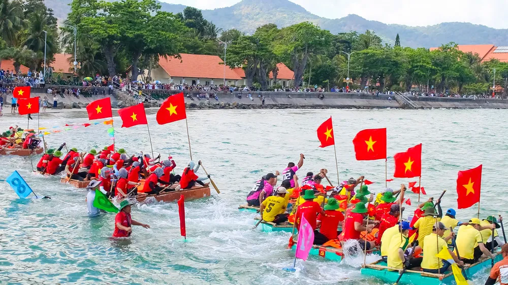 Côn Đảo: Tái hiện hào khí vượt biển tại Hội thi đua bè truyền thống lần thứ 20