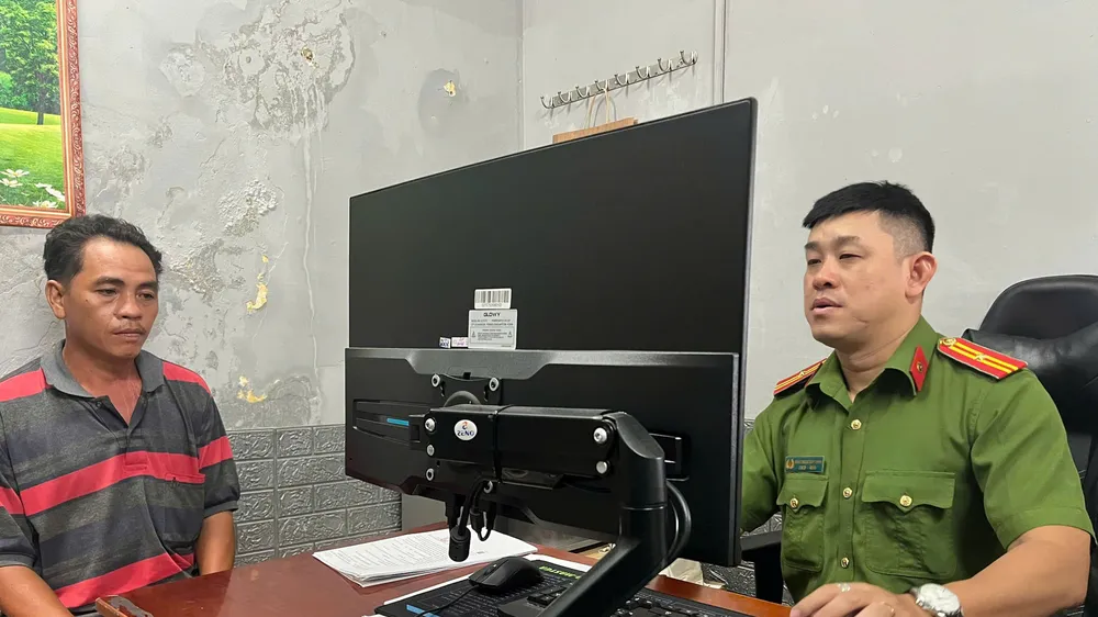 Xác minh vụ người đàn ông dùng ghế nhựa tấn công CSGT