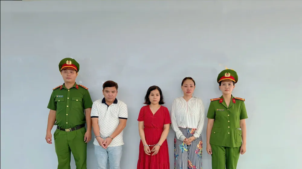 Công an TPHCM bắt tạm giam 3 bị can tổ chức truyền dịch làm trắng da trái phép gây chết người