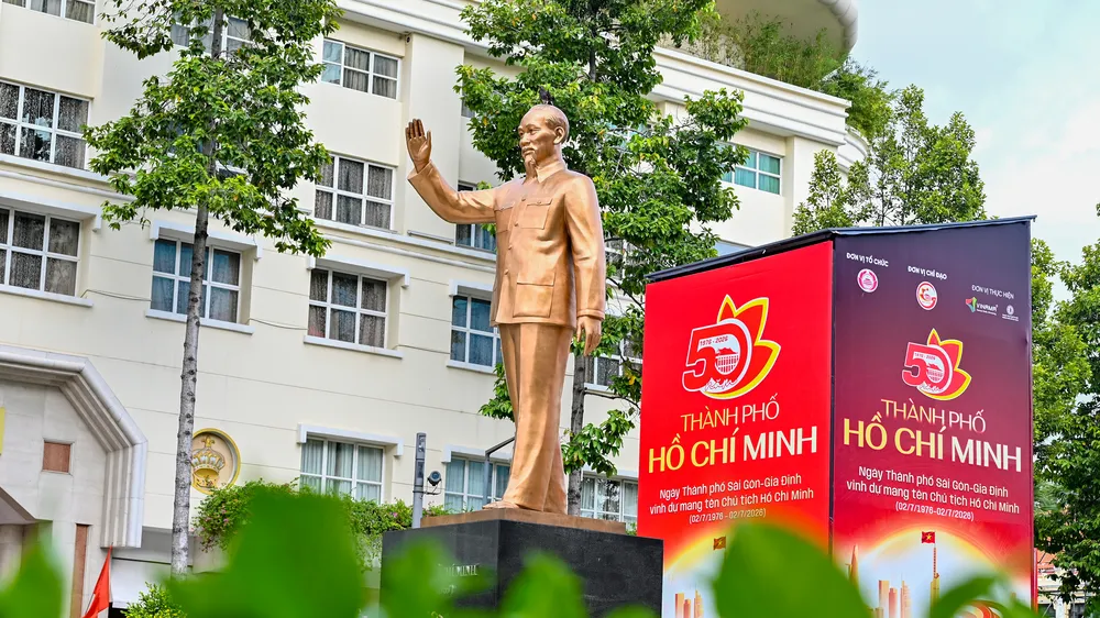 Rực rỡ cờ hoa chào mừng 50 năm TPHCM vinh dự mang tên Bác