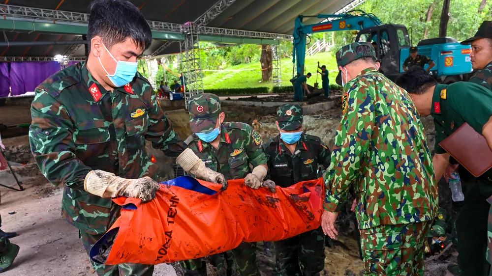 Ngày 10-7, lực lượng tìm kiếm, quy tập hài cốt liệt sĩ thuộc Bộ Tư lệnh TPHCM phát hiện thêm 13 bộ hài cốt cùng nhiều di vật tại Công viên Lê Thị Riêng