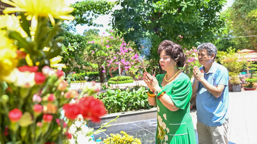 Người dân dâng hương tưởng nhớ các Anh hùng Liệt sĩ