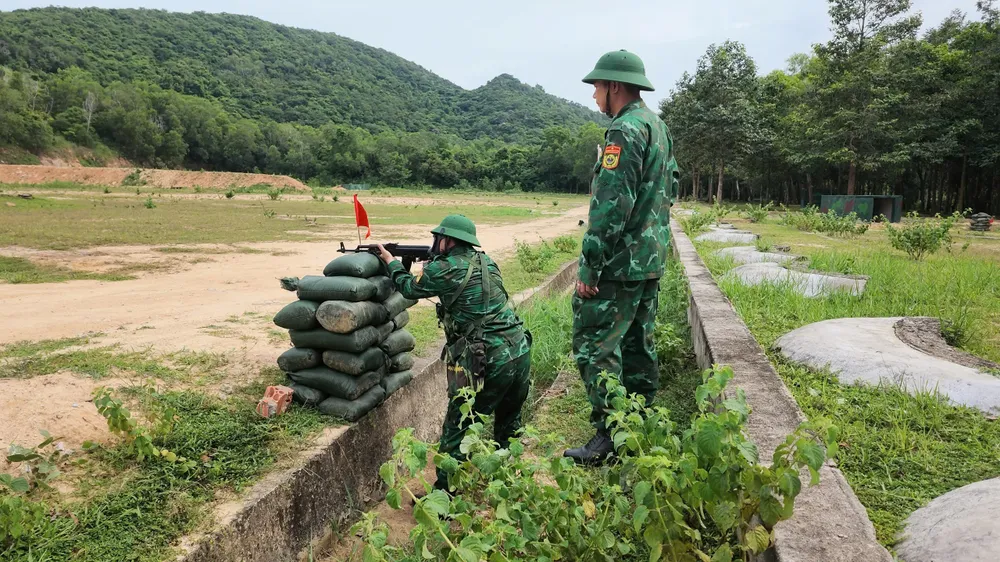 Cán bộ, chiến sĩ Bộ đội Biên phòng TPHCM kiểm tra bắn đạn thật