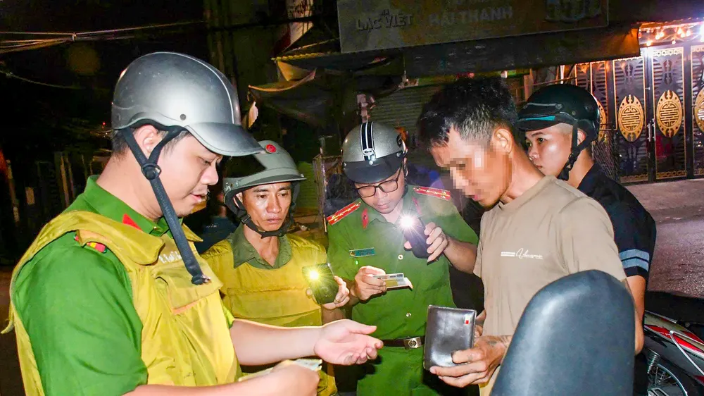 Màu áo xanh giữ bình yên Thành phố