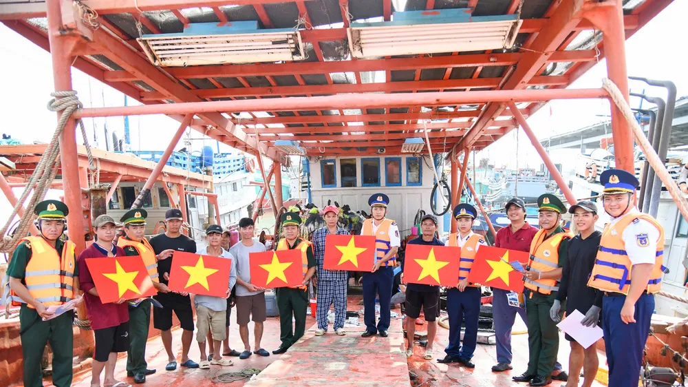 Tuyên truyền chống khai thác IUU cho ngư dân và tiểu thương