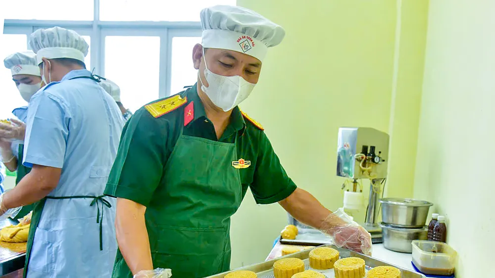 Bộ đội trổ tài làm bánh trung thu tặng trẻ em