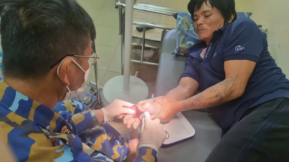 Quân Y Nhà giàn DK1/12 khâu vết thương cho ngư dân