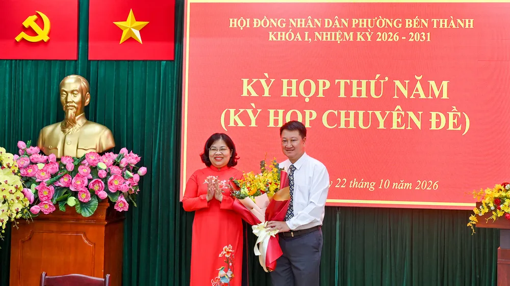 Đồng chí Nguyễn Trường Nhật Phượng tặng hoa chúc mừng Chủ tịch UBND phường Bến Thành