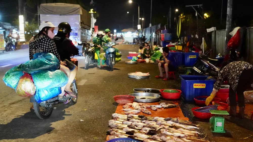 Bán hàng tự phát quanh chợ đầu mối: Không để tồn tại dai dẳng