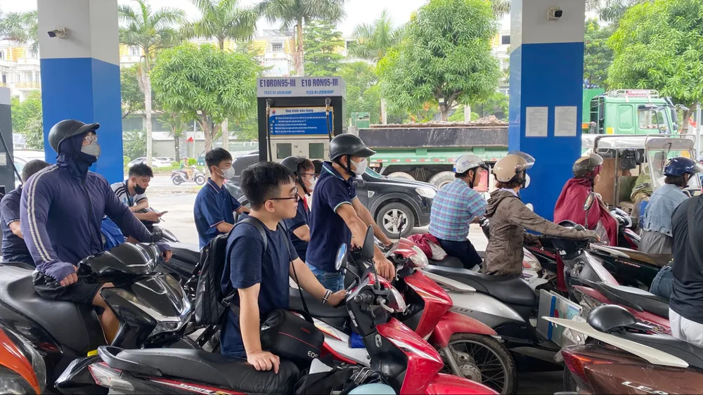 Doanh nghiệp được tự quyết giá xăng dầu?
