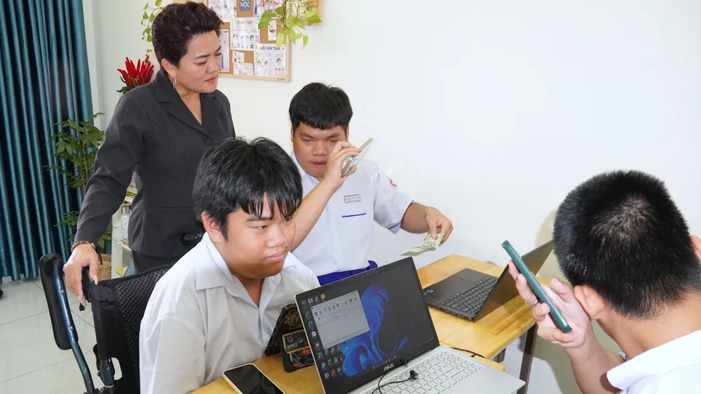 "Đôi mắt" công nghệ dẫn lối người khiếm thị
