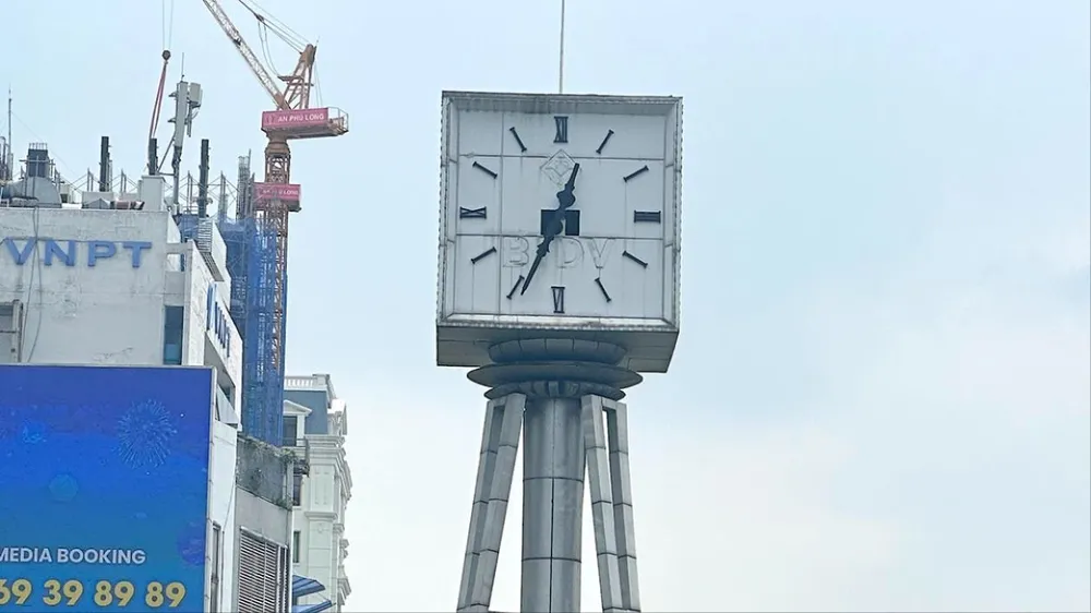 Đồng hồ tại vòng xoay Điện Biên Phủ chạy sai giờ