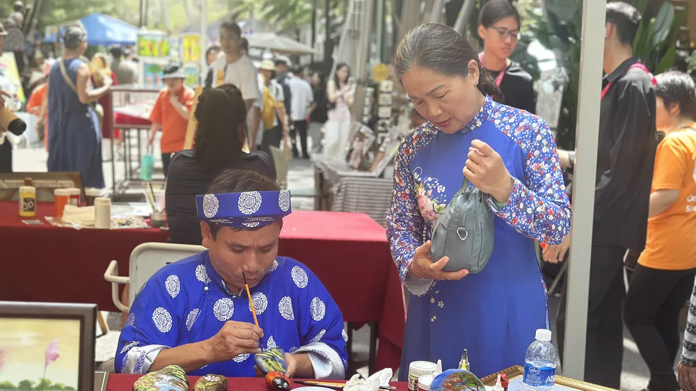 Vẽ sắc màu cuộc sống từ những viên đá cuội